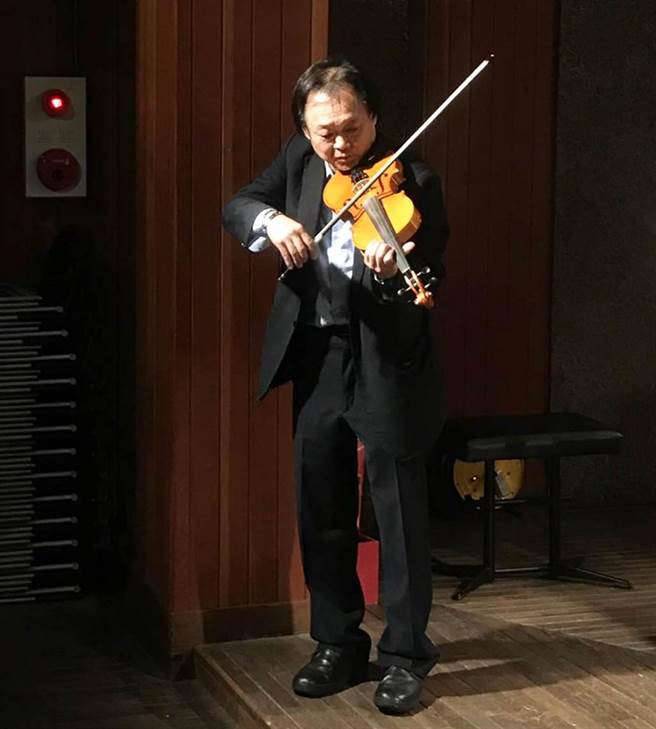 台北市议员王世坚拉小提琴画面。（资料照/台中市议员周永鸿提供／陈世宗台中传真）