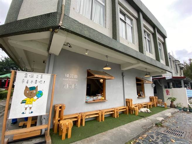 新城天主教堂、新城照相馆及练习曲书店等，也是新城老街知名景点；图为练习曲书店。（罗亦晽摄）