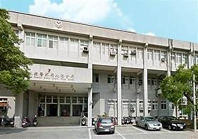 发生衝突的两名学生都验伤，家长都向警方报案互告伤害，警方通知相关人士到案说明侦办。（周丽兰翻摄）