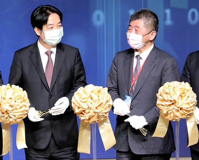 副总统赖清德（左）、卫福部长陈时中（右）13日出席台北医学大学60周年庆国际医疗高峰论坛，为活动开幕剪彩合影。（黄世麒摄）