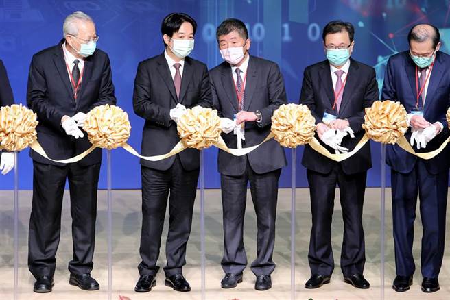 副总统赖清德（左二）、卫福部长陈时中（中）13日出席台北医学大学60周年庆国际医疗高峰论坛，为活动开幕剪彩合影。（黄世麒摄）