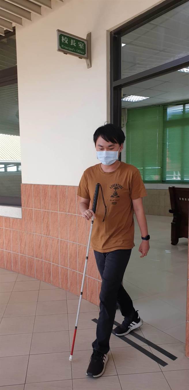 立明努力学习环境区位，现在已经能在全校区自由行走（卢金足摄）