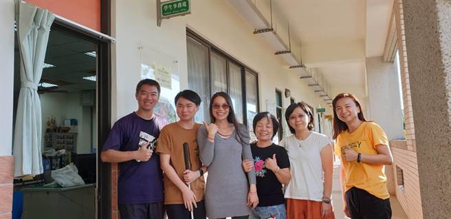 台中市丰原国中学务处同事，热心主动伸出友善的手，协助立明早日熟悉业务。（卢金足摄）