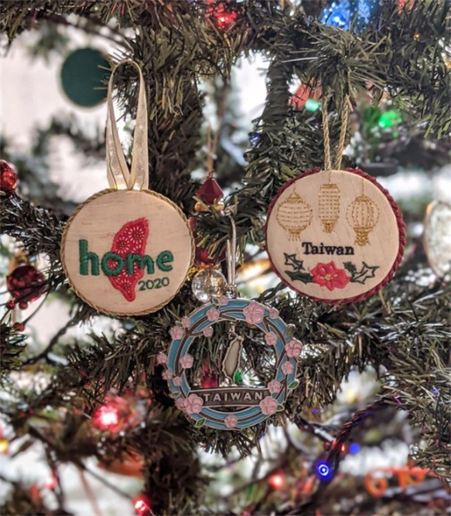 一名来台三年多的老外PO出他在台北家中的耶诞树，没想到上面的装饰竟都写着「Taiwan」。（图／截自Reddit)