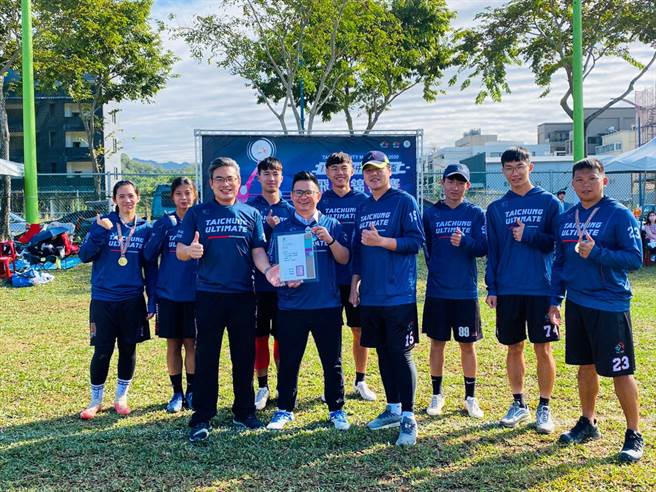 台中市运动局长李昱叡(前左一)前往台中市长杯飞盘赛现场跟选手合照。(台中市运动局提供)