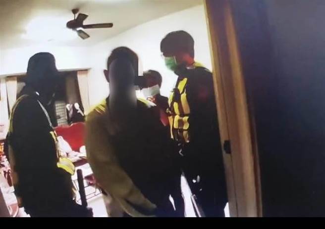 李男不满楼上郑姓住户小孩制造噪音骚扰，12日晚间酒后持刀到楼上理论敲打郑男家门，致门板凹陷，员警事后通知他到案，讯后依恐吓及毁损罪嫌函送法办。（警方照片／林雅惠传真）