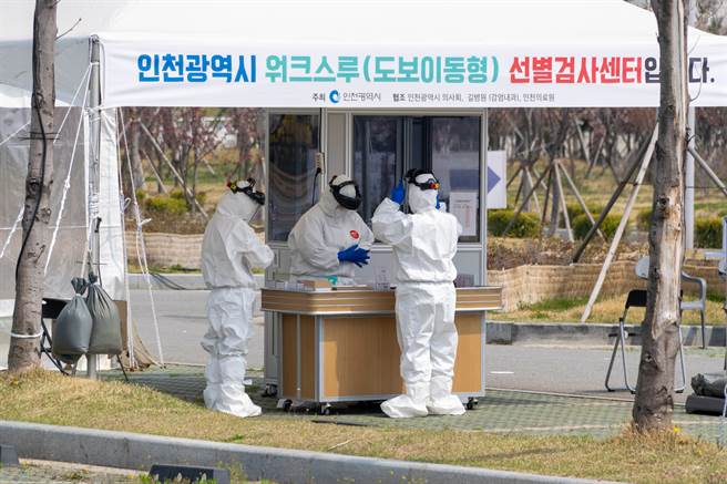 韩国今天通报新增1030起2019冠状病毒疾病（COVID-19）确诊病例，连续第2天创下单日新高纪录。(图/shutterstock)