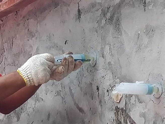 目前广泛被使用的古蹟裂缝修补作业是环氧树脂。（台南市文化局提供／曹婷婷台南传真）