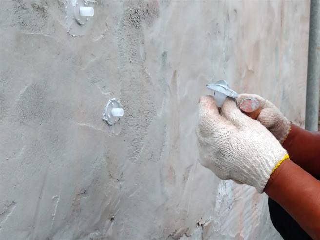 目前广泛被使用的古蹟裂缝修补作业是环氧树脂。（台南市文化局提供／曹婷婷台南传真）