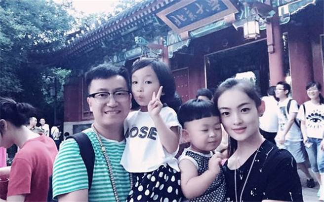 少女在汶川大地震中被大叔所救，决定以身相许，还生了2个小孩。（图／翻摄自微博）