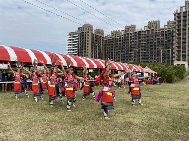 太巴塱天艺文化艺术团传承阿美族文化、舞蹈，13日也在新竹县原住民族文化庆典活动岁时祭仪中演出。（庄旻静摄）