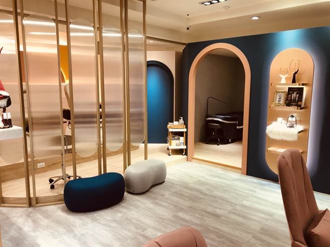 广三SOGO近日进行全馆大改装，更特别引进甲睫店，吸引女性消费者到店体验极致美甲美睫等享受。（冯惠宜摄）