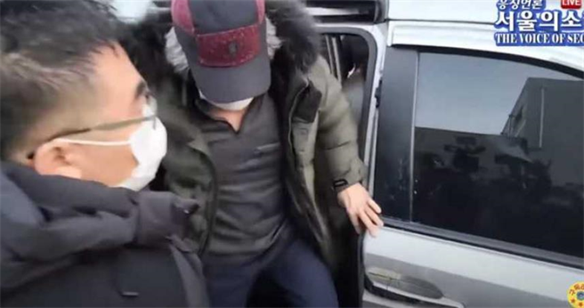 赵斗淳12日出狱。（图／翻摄自YouTube／서울의 소리 The Voice of Seoul，下同）