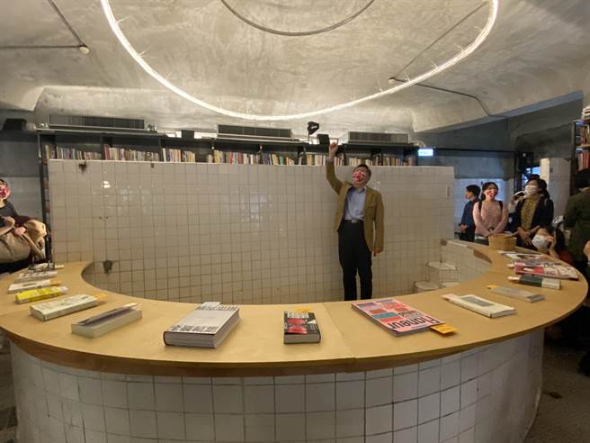 「不只是图书馆」前身为松山菸厂中的女澡堂，今年7月重新整修启用，全馆以「泡书」为核心概念。（游念育摄）