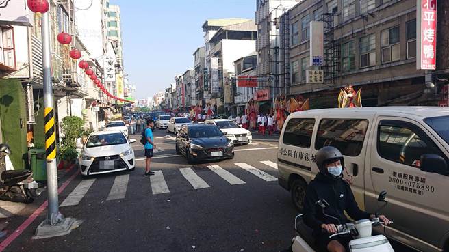 台南市中西区13日庙会遶境造成大塞车。（程炳璋摄）