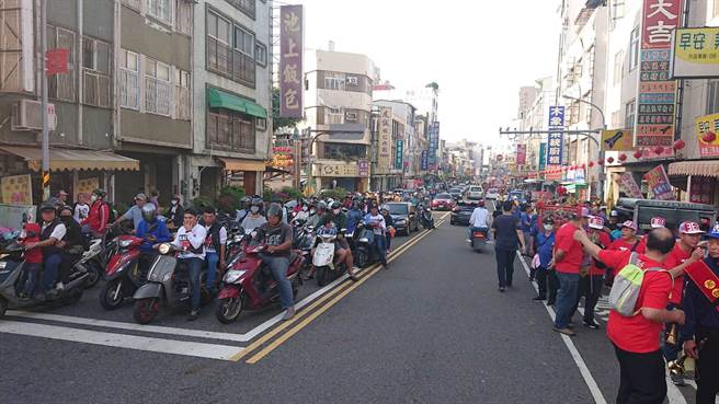 台南市闹区13日庙会遶境一整天，大塞车民怨四起。（程炳璋摄）