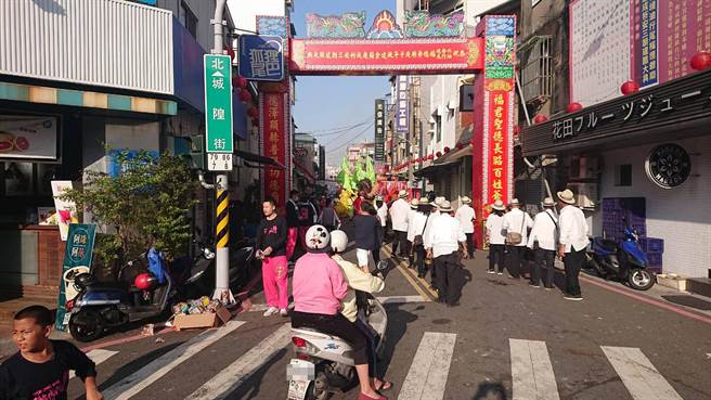 台南市部分路段13日因遶境造成塞车，连机车都无法进入。（程炳璋摄）