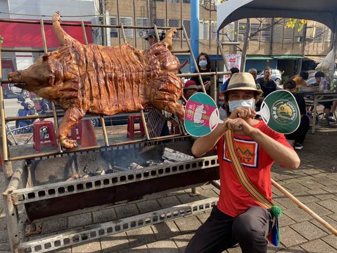 花莲县府推广「国产健康猪肉地产地消暨台湾猪标章」及「花莲猪肉产地标章」，民眾可凭双标章，安心购买猪肉品。（罗亦晽摄）