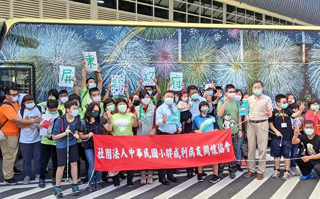 屏东县政府13日邀请66名小胖威利症病友及家属，搭乘「罕见疾病病友画作」艺术公车一日游屏东。（潘建志摄）