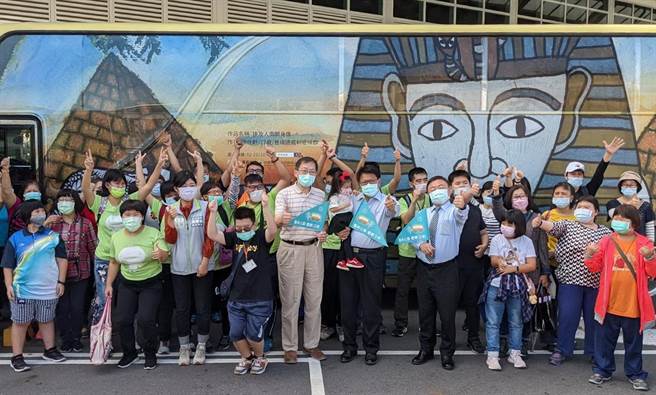 屏东县政府13日邀请66名小胖威利症病友及家属，搭乘「罕见疾病病友画作」艺术公车一日游屏东。（潘建志摄）