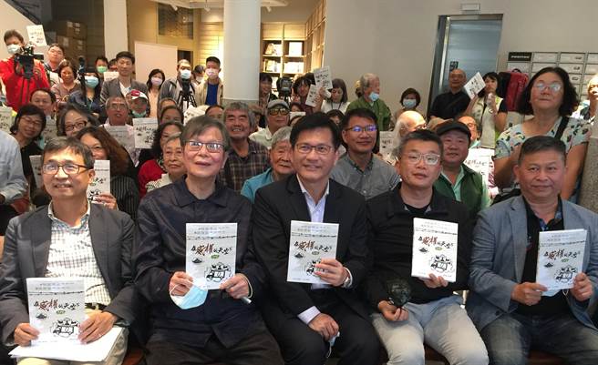《在威权的天空下─台中篇》新书发表会，在中央书局举行，交通部长林佳龙（前排中）及立法院副院长蔡其昌（前排右2）等人出席。（陈淑芬摄）