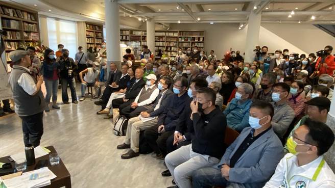 《在威权的天空下─台中篇》新书发表会，在中央书局举行。（陈淑芬摄）