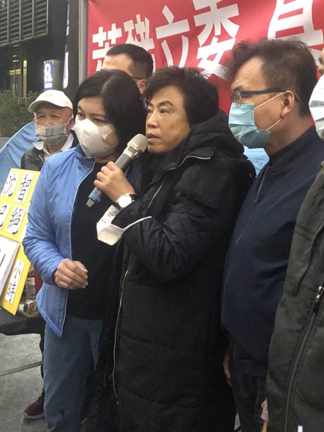 云林县长张丽善（左）来探望绝食中的国民党中常委沈智慧（中）。（周毓翔摄）