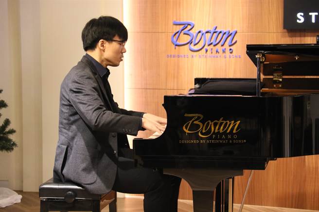 国际大赛钢琴家汪奕闻近期临时上阵，为身体不适的美国钢琴王子泰森代打演出难度颇高的曲目，勇于挑战自我。（新象艺术提供）