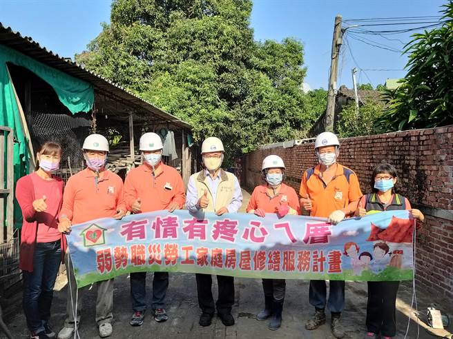 台南市劳工局「有情有疼心ㄟ厝」做工行善团13日出任务，分别到七股区及新市区进行房屋修缮服务。（台南市劳工局提供／刘秀芬台南传真）