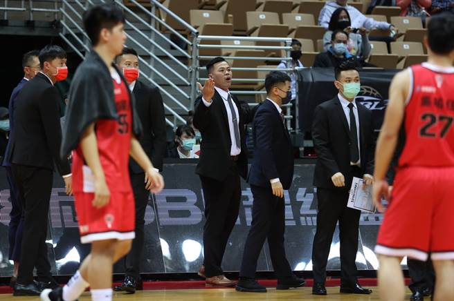 台银总教练陈国维(中)在比赛结束后怒骂对方球员太过没品。(中华篮协提供)