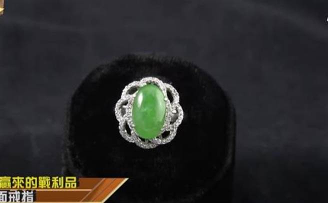 人妻鑑定翡翠戒指却悲剧了。（图／翻摄自大寻宝家YouTube）