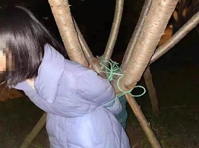 测男友真心 自绑树上讨21万赎金没人甩 女哭吼救命下场惨（图片取自/红星新闻）