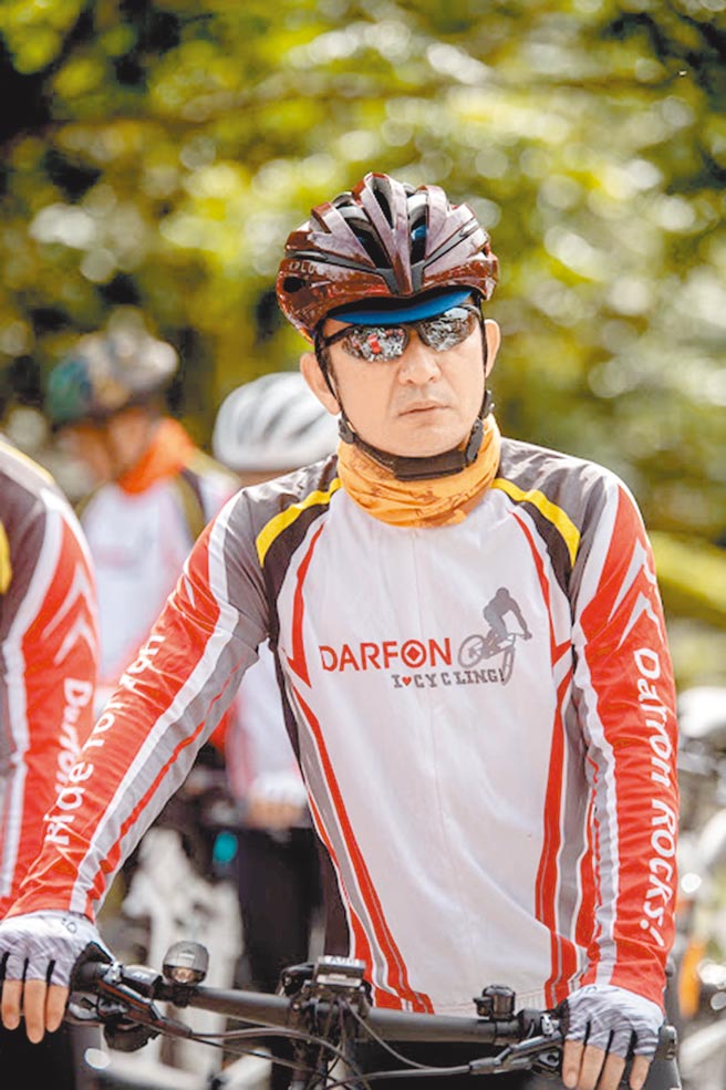 达方董事长苏开建带领集团一级主管骑乘自家智慧动能自行车品牌「BESV」及所代理品牌公路车，完成「东进武岭」的挑战活动。图／达方提供