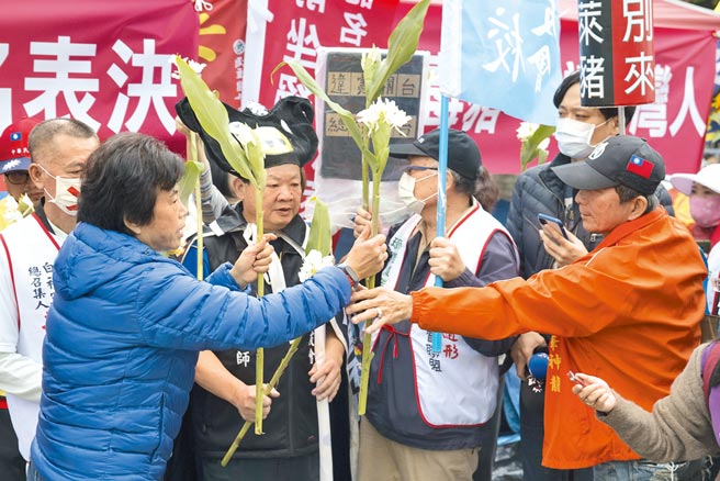 国民党中常委、前立委沈智慧（左）12日召开记者会宣布展开「野姜花运动」，现场准备了野姜花送给与会民眾。（杜宜谙摄）