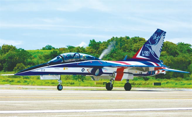 国民党立委提案冻结28亿国防预算，蔡英文总统昨回应说，我们没有时间再拖。图为勇鹰高教机。（汉翔公司提供）