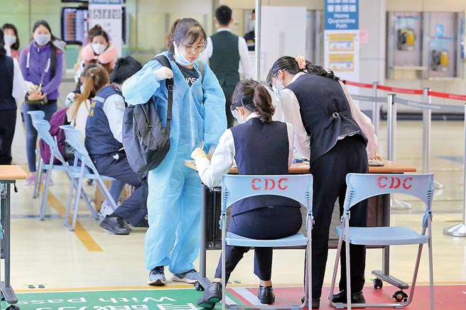 新加坡政府前天宣布放宽台湾旅客入境标准，中央流行疫情指挥中心医疗应变组副组长罗一钧表示，目前全世界都不建议前往。图为桃园机场入境旅客，在搭机时仍是全副武装保护自己。（本报资料照片）
