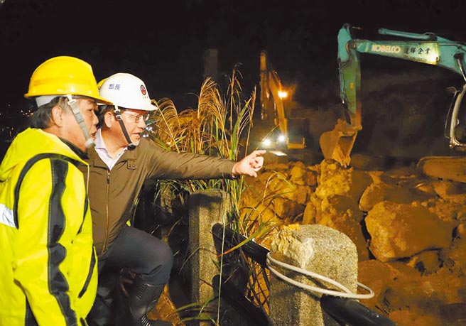 台铁瑞芳－猴硐路段边坡大面积坍塌，交通部长林佳龙昨晚赴现场慰问维修人员，也宣布所有工程会在今天完成，明天正式通车。（台铁提供／吴康玮新北传真）