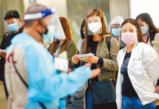 受疫情影响，近日移工入境人数仅剩去年约半数，但「洗工」人数却成长逾5成，雇主大嘆家庭看护工难找，呼吁应取消「洗工」。图为一群菲籍移工准备通关入境。（本报资料照片）