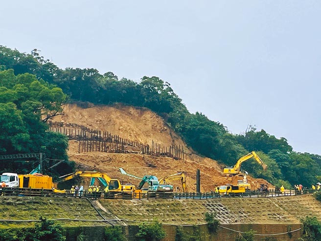 台铁瑞芳至猴硐站的边坡走山今进入第10天，昨又发现不是单纯的土石滑动，而是更严重岩盘剥落，再让外界为躲过一劫的列车捏把冷汗。图为台铁抢修现场。（吴康玮摄）
