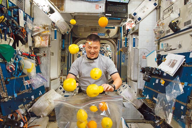 美國NASA太空人、出生在台灣的林其兒（Kjell N. Lindgren）獲選進入「阿提米絲」登月計畫。圖為2015年8月間，林其兒在國際太空站期間，收到新鮮水果補給，他滿臉笑容，企圖抓住打開包裝袋之後亂飄在空中的柳橙。（取自NASA官網）