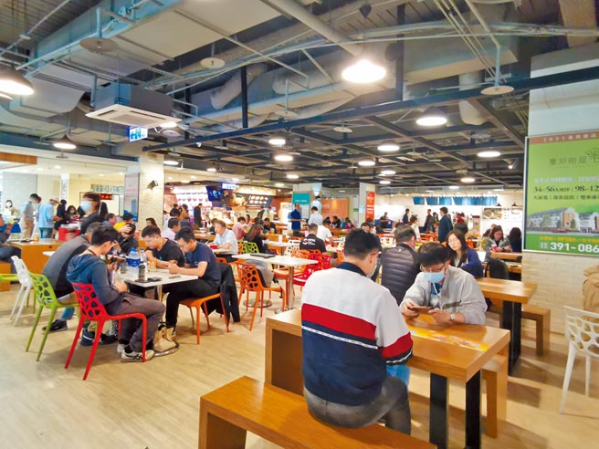 南科园区有近8万就业人口，园区的Park17商场餐厅中午几乎座无虚席。（刘秀芬摄）