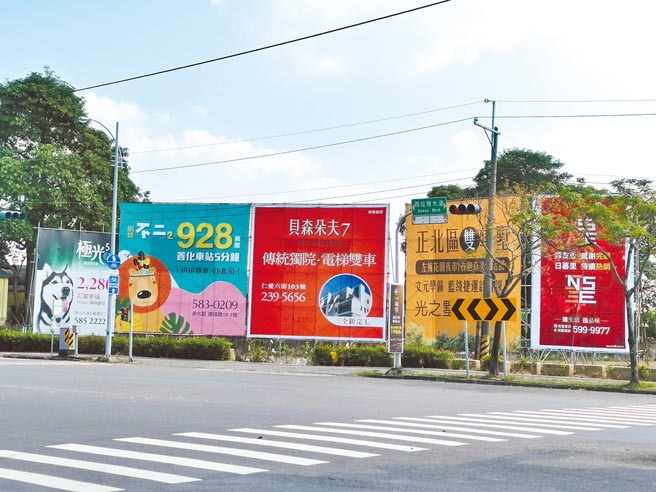 台南科学园区发展带动周遭地区房价，善化重要路口旁随处可看到建案广告。（刘秀芬摄）