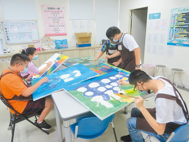 新北市唐氏症基金会土城中央小型作业12日举办唐宝宝、心智障碍者美术暨舞蹈成果发表会，展出上百幅学员创作的大型绘画与立体作品。（唐氏症基金会提供）