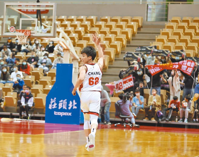 台银后卫张博胜靠着招牌三分球，昨天如愿达成生涯3000分的里程碑。（中华篮协提供）