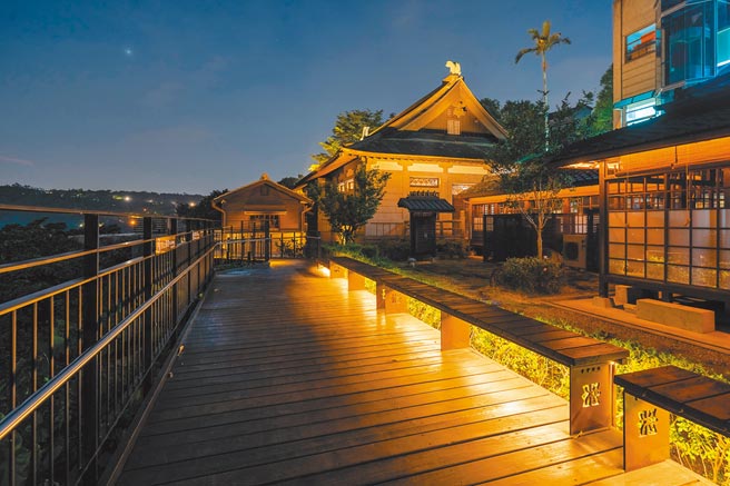 桃園市大溪歷史光廊道打造光環境，入夜別有一番風味。（大溪木博館提供／呂筱蟬桃園傳真）