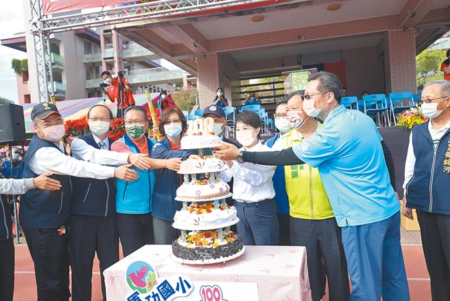 台中市长卢秀燕参加军功国小百年校庆活动，和师长以及贵宾一起切蛋糕庆生。（冯惠宜摄）