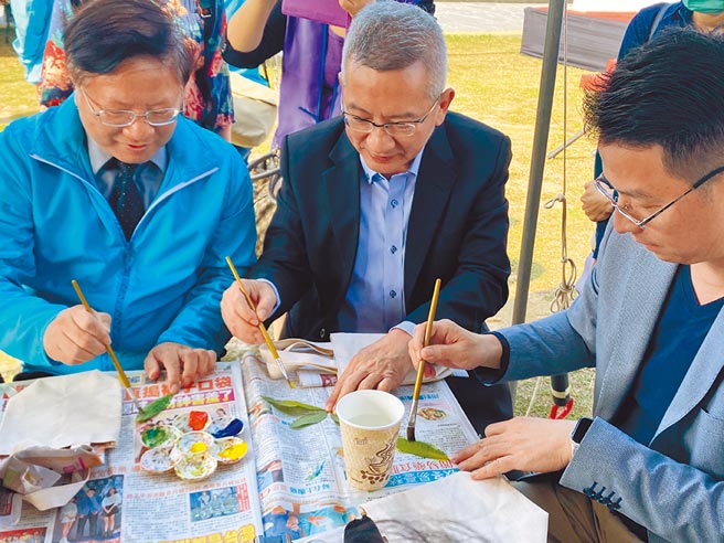 云嘉南滨海风景区管理处处长徐振能（左一）等人一起体验树叶拓印。（张亦惠摄）