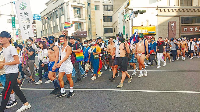 台南彩虹游行聚集近万人，许多参与者跟着队伍行走。（程炳璋摄）