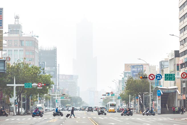 高雄市12日一早受境外污染影响，市区天空一片灰濛，指标85大楼都快消失，但不少中小学正好在昨日办运动会，学童健康堪虑。（袁庭尧摄）