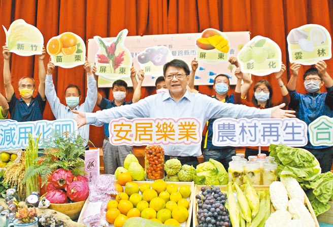 12日10县市近200名农民组团到屏东观摩微生物资材应用经验及成果，农民们各自带着以微生物菌种培育出的农产品比拚，宛如农业界的「武林大会」。（潘建志摄）